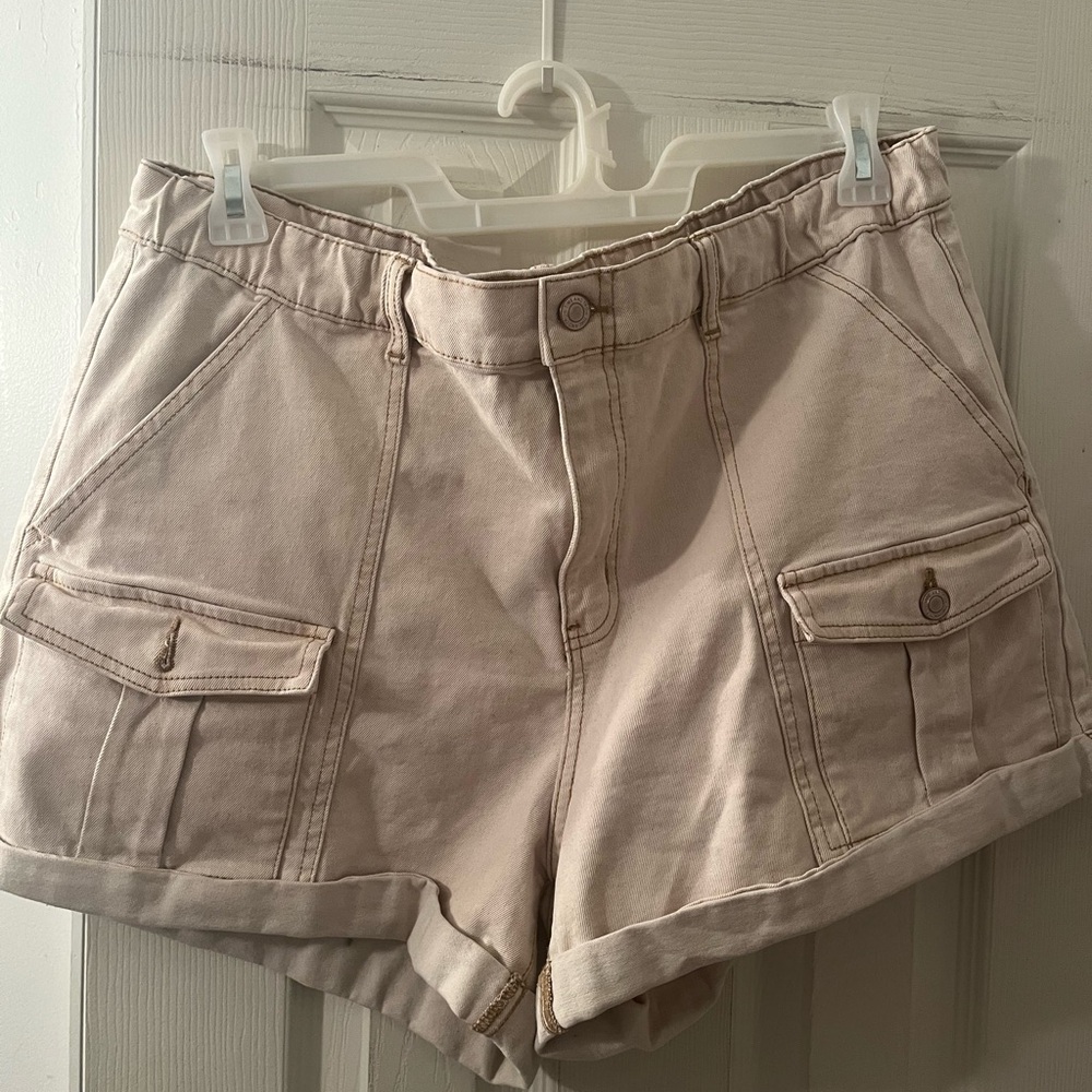 Size 20 Time and Tru Women's Cargo Shorts in Cream